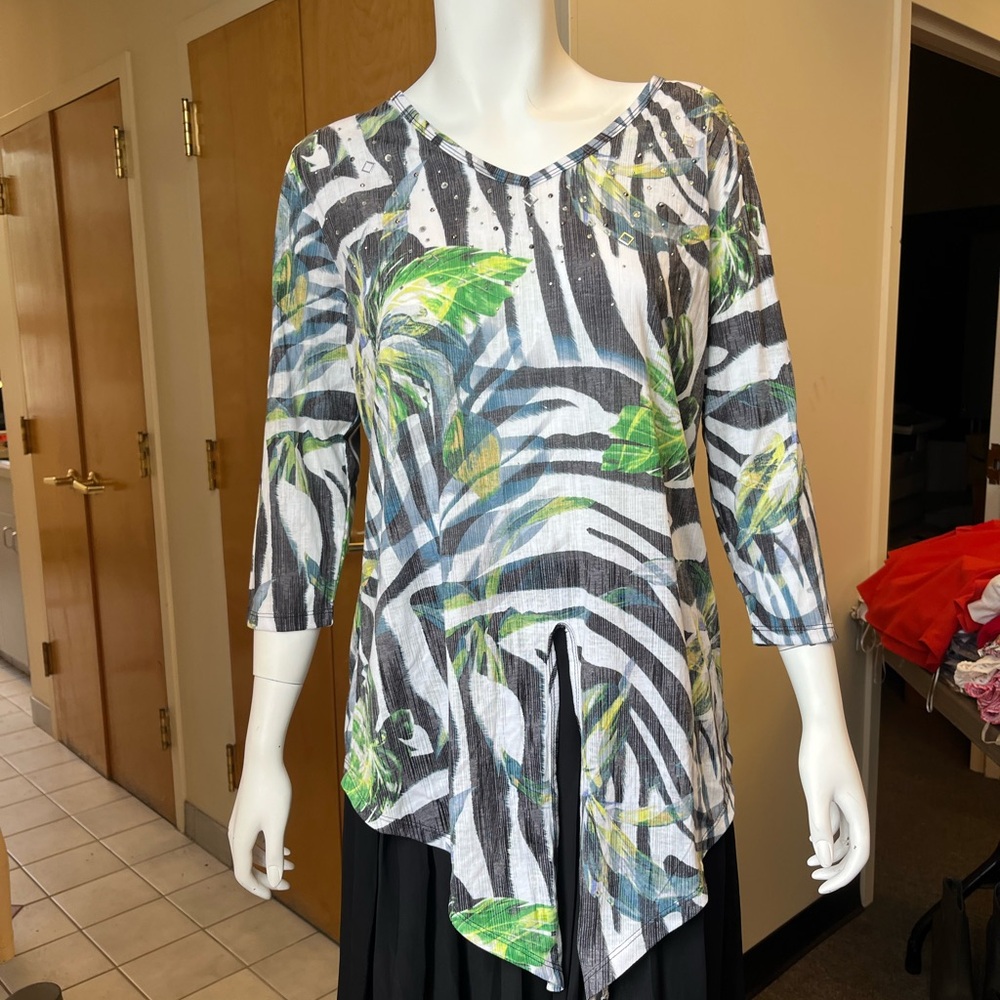 Onque Casuals Women's Tropical Print Top - Green and Black - Picture 3 of 7
